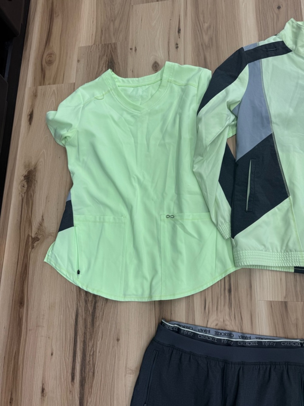 Women’s Two-Tone Mint & Black Medical Scrub Set J6 - Picture 7 of 7